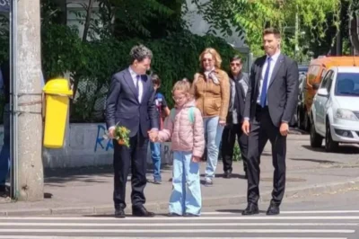 Fetița lui Nicușor Dan a atras toate privirile la ceremonia de învestire a tatălui său. Gesturile cu care Aheea a cucerit sala Parlamentului