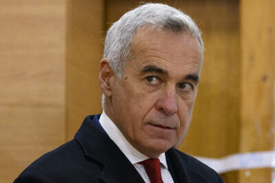 EXCLUSIV | Călin Georgescu pleacă… sau e forțat să plece? Adevărul despre retragerea lui și presiunile nevăzute din spatele „deciziei personale”